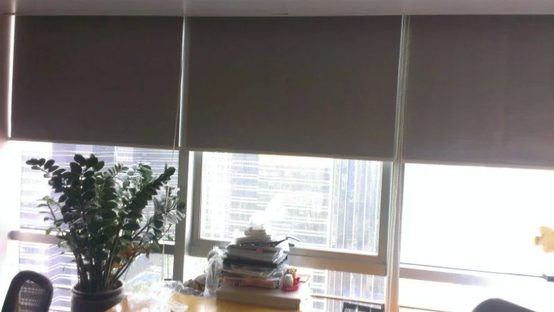 皇庭中心灰色卷帘岗厦遮光涂银窗帘工程