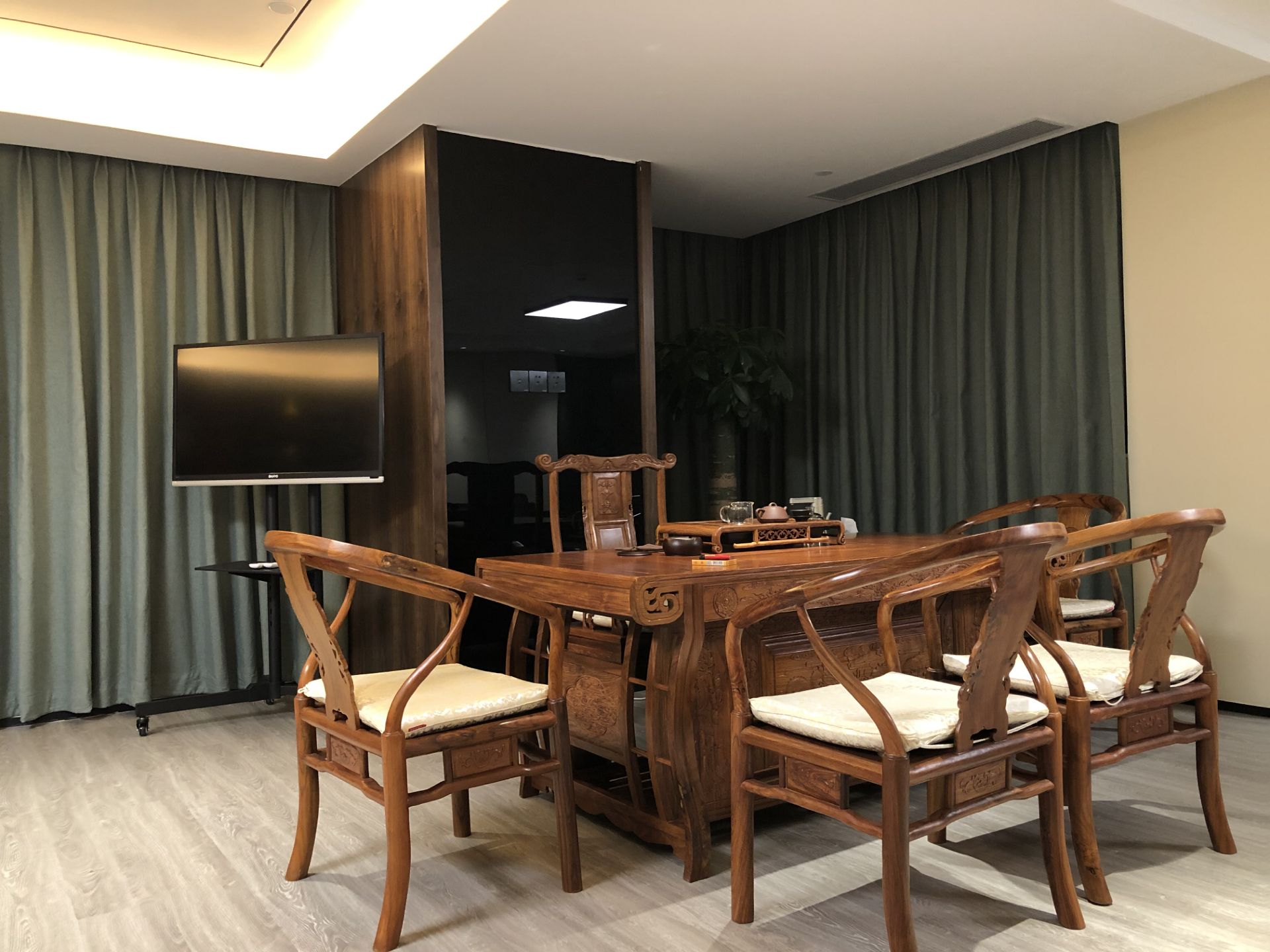 宝安西乡窗帘定做_松茂御龙湾家居遮光窗帘安装