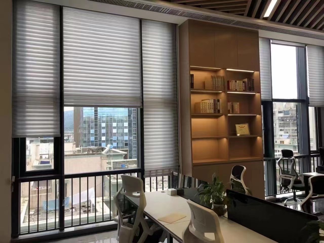 光明大街窗帘定做_新地中央花园家居遮光窗帘安装